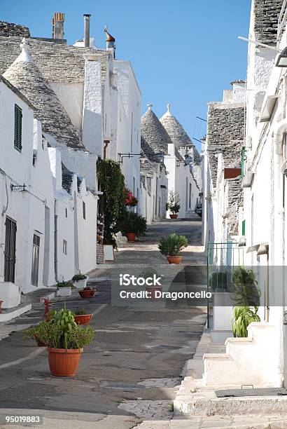 Trulli Street С Растений — стоковые фотографии и другие картинки UNESCO - Organised Group - UNESCO - Organised Group, Альберобелло, Бари