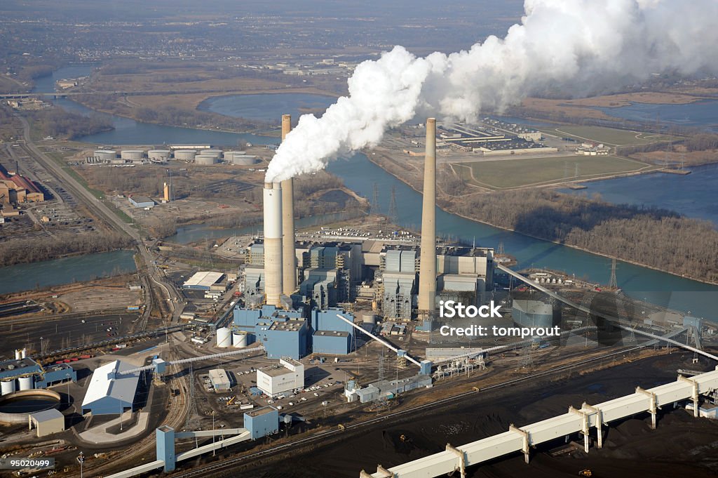 Vue aérienne de la centrale thermique alimentée au charbon - Photo de Charbon libre de droits