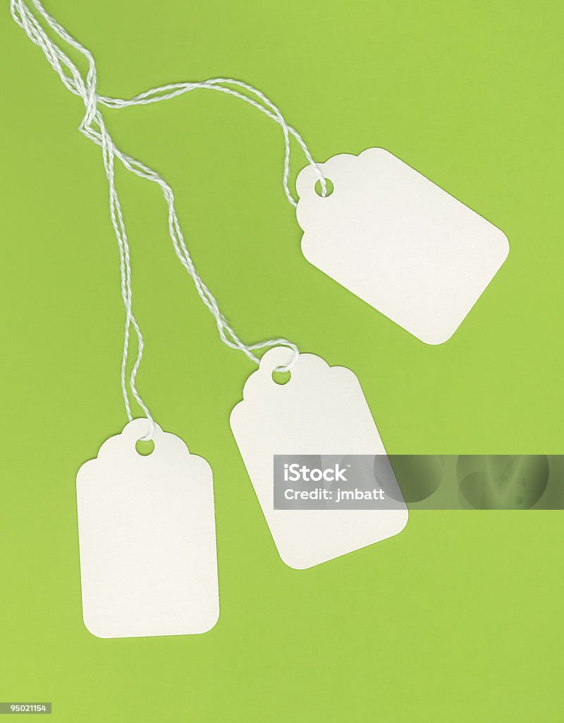 Etiquetas blancas en blanco sobre fondo verde - Foto de stock de Agujero libre de derechos