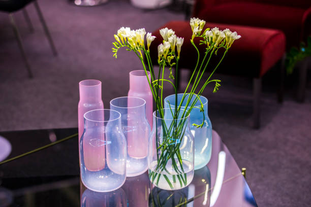 nowoczesne szklane wazony w różnych odcieniach, różowy, biały, niebieski, z kwiatami stojącymi we wnętrzu - flower gift decoration domestic room zdjęcia i obrazy z banku zdjęć