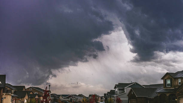 fuertes tormentas en barrio residencial en estados unidos - arcus cloud fotografías e imágenes de stock