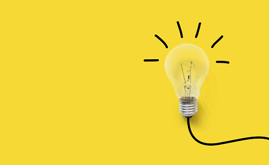 Ideas del pensamiento creativo del cerebro el concepto de innovación. Bombilla sobre fondo amarillo photo