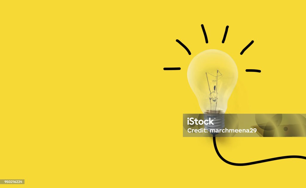 Idées de la pensée créative du cerveau concept d’innovation. Ampoule sur fond jaune - Photo de Idée libre de droits