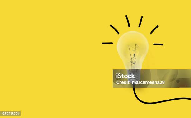 Foto de Ideias De Pensamento Criativo Cerebral O Conceito De Inovação Lâmpada Em Fundo Amarelo e mais fotos de stock de Ideia