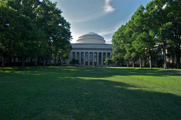 superbe dôme surplombant killian court au massachusetts institute of technology - massachusetts institute of technology photos et images de collection