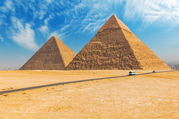 las pirámides egipcias de giza en el fondo de el cairo. milagro de la luz. monumento arquitectónico. las tumbas de los faraones. vacaciones vacaciones fondo de pantalla - pyramid of chephren fotografías e imágenes de stock