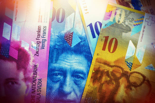schweizer banknoten sind hundert, zehn, zwanzig franken. - swiss francs stock-fotos und bilder
