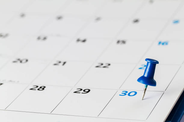 ビジネス コンセプトの月の 30 日にカレンダー上の固定します。 - calendar deadline personal organizer thumbtack ストックフォトと画像
