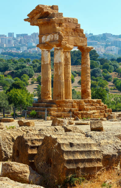 valle de los templos, agrigento, sicilia, italia - greek culture agrigento landscape colonnade fotografías e imágenes de stock