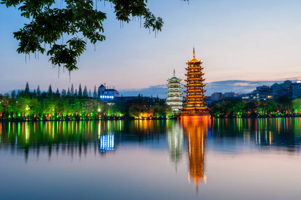 torre d'oro e torre d'argento a guilin - guilin foto e immagini stock