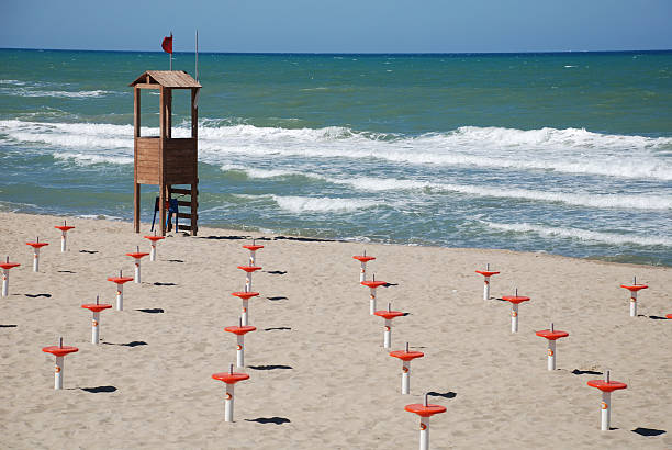 spiaggia di stagione - out of season foto e immagini stock