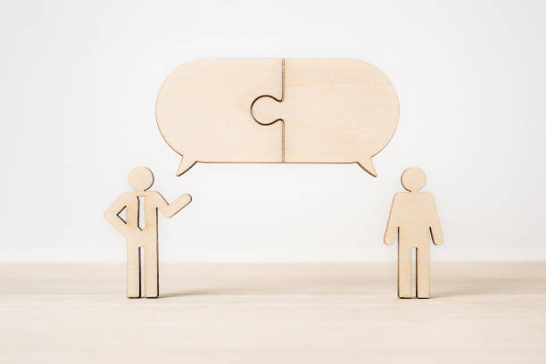 ジグソー パズル対話フレームと木製実業家アイコンのグループ - figurine small businessman discussion ストックフォトと画像