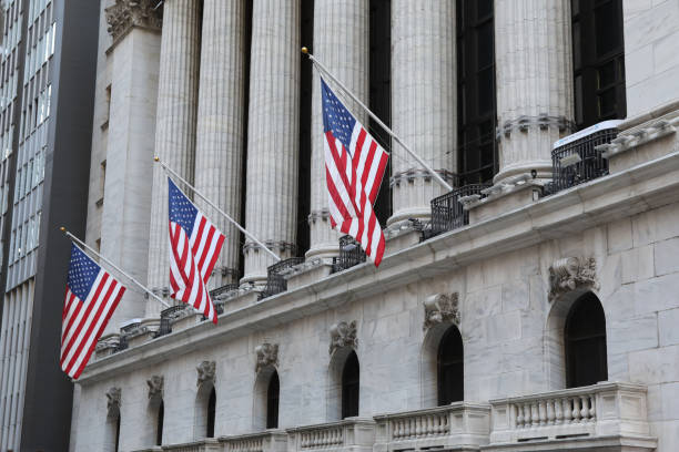 wall street börse börse - wall street new york stock exchange american flag manhattan financial district stock-fotos und bilder