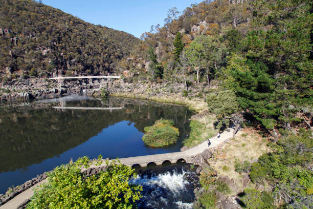 cataract gorge in launceston, tasmanien - esk river stock-fotos und bilder