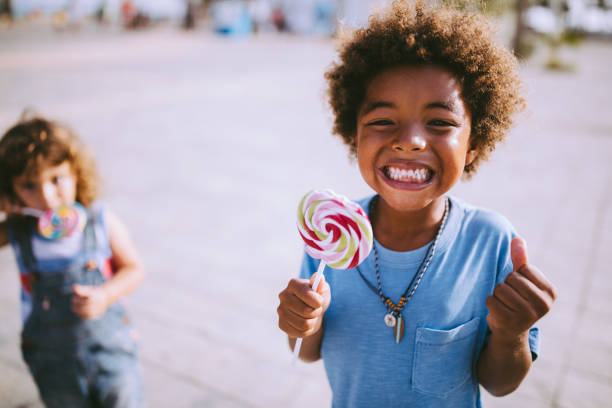 enfants multiethniques avec sucettes colorées à l’extérieur sur les vacances d’été - sucette photos et images de collection