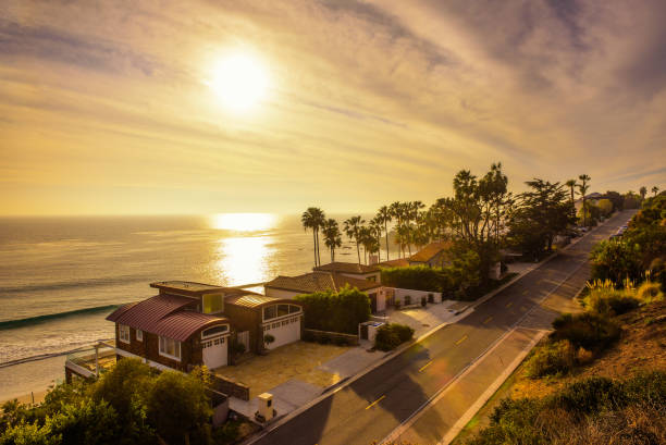 häuser am meer von malibu beach in kalifornien - coastal sunrise stock-fotos und bilder