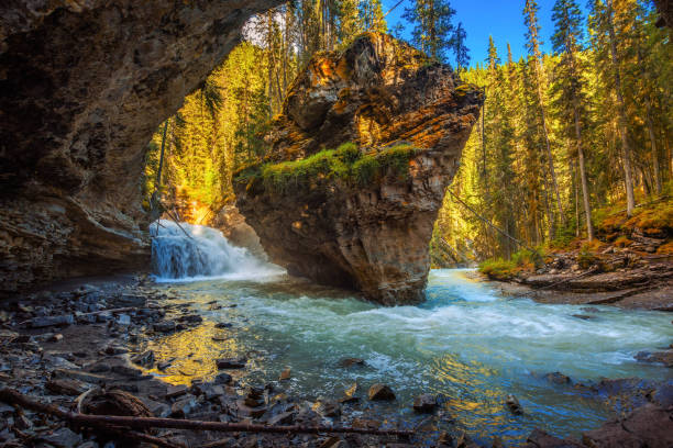 洞窟から撮影したカナダでジョンストン クリーク - bow valley ストックフォトと画像