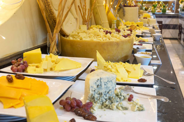 diferentes tipos de queijo em um buffet de pequeno-almoço em um b - block portion part of french culture - fotografias e filmes do acervo
