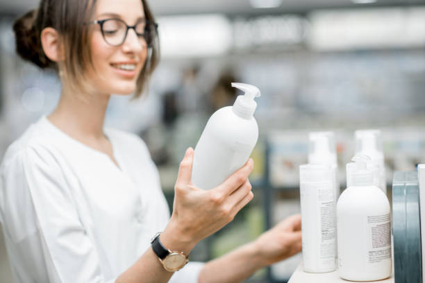 istock Pharmacist working in the pharmacy store 950292938