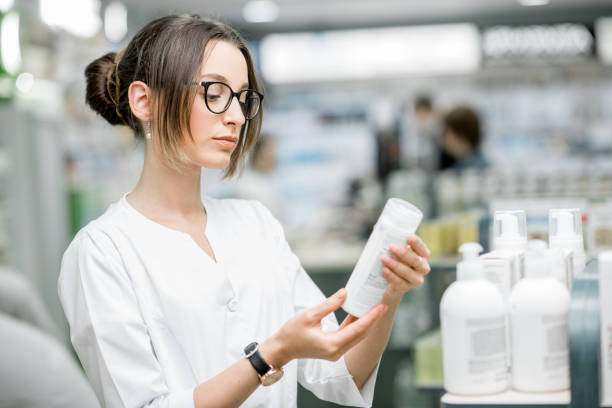istock Pharmacist working in the pharmacy store 950292988