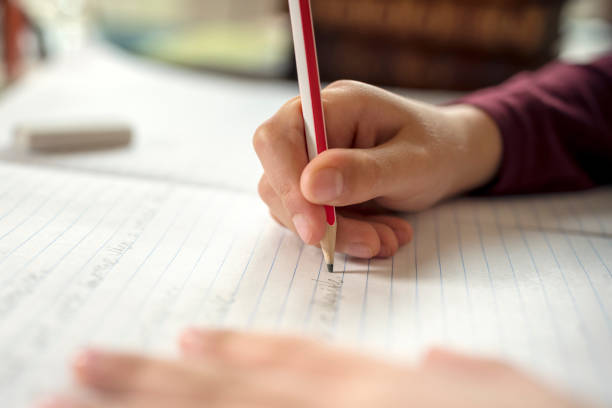 그의 학업 또는 숙제를 하 고 보 - writing note pad human hand pencil 뉴스 사진 이미지