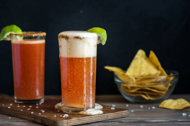 michelada (birra insanguinata messicana) - amber beer foto e immagini stock