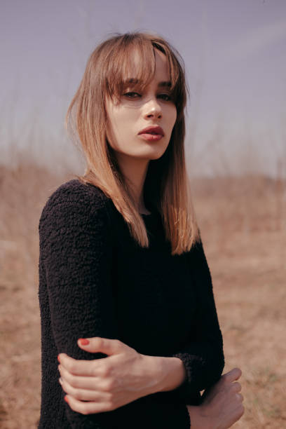 istock Young beautiful brunette in the field 950306792