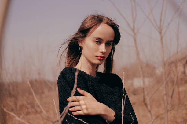 istock Young beautiful brunette in the field 950309060