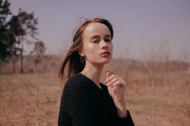 istock Young beautiful brunette in the field 950309124