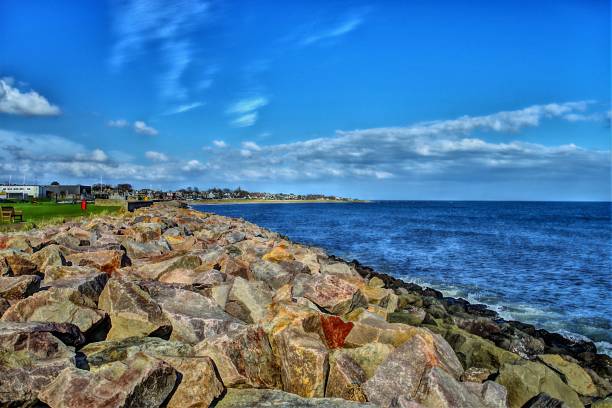 sol de primavera en el paseo marítimo en carnoustie, angus, escocia - barra escocia fotografías e imágenes de stock