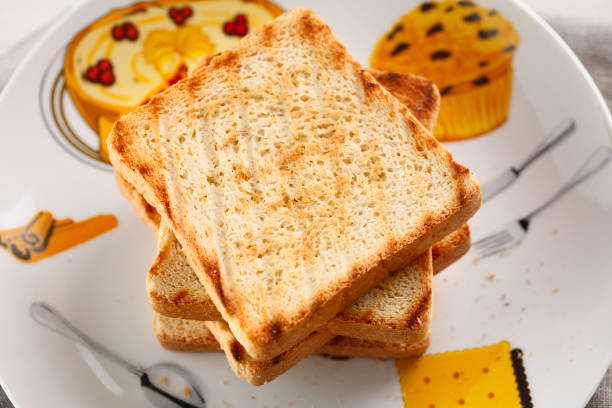 皿にトーストを焼きます。クローズ アップ。copyspace - toasted sandwich close up color image panini ストックフォトと画像