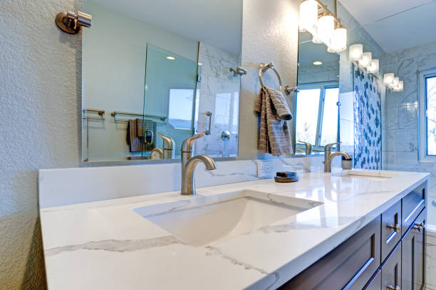 luksusowe wnętrze łazienki z niebieską podwójną umywalką. - washstand zdjęcia i obrazy z banku zdjęć