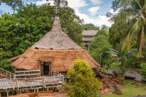 tradycyjny dom sarawak kultury wsi, malezja - dayak zdjęcia i obrazy z banku zdjęć