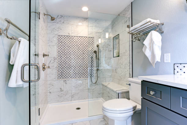 ny blå badrum design med marmor dusch surround - dusch bildbanksfoton och bilder