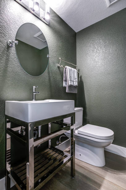 salle d’eau gris foncé avec lavabo chrome - washstand photos et images de collection