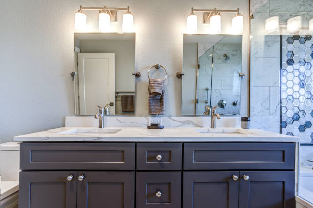 un habitacle de salle de bains avec lavabo double bleu. - washstand photos et images de collection