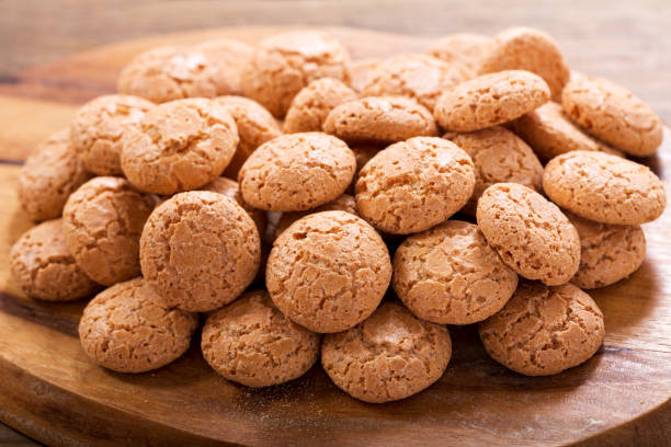 italian biscotti cookies on wooden board - biscotti imagens e fotografias de stock