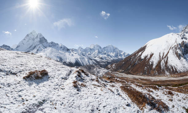 trekking campo base del everest en himalaya y ama dablam pico. trekking en nepal - amadablam fotografías e imágenes de stock