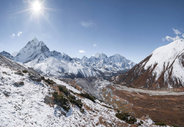 エベレスト ベース キャンプ トレッキング ヒマラヤと海部 dablam サミット。ネパールでトレッキング - amadablam ストックフォトと画像
