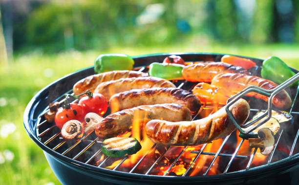 grilled sausage on the flaming grill - close up roasted meal pepper imagens e fotografias de stock