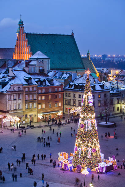 old town square at night in warsaw - warsaw old town square imagens e fotografias de stock