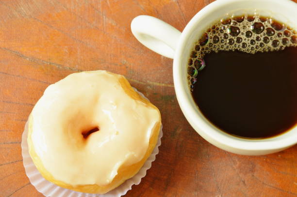白いクリーム ドーナツとブラック コーヒー カップ - donut caffeine coffee cream ストックフォトと画像
