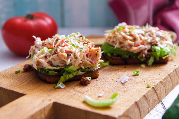 bruschetta à la salade de crabe servi sur planche de bois - bruschetta tomato bread mozzarella photos et images de collection