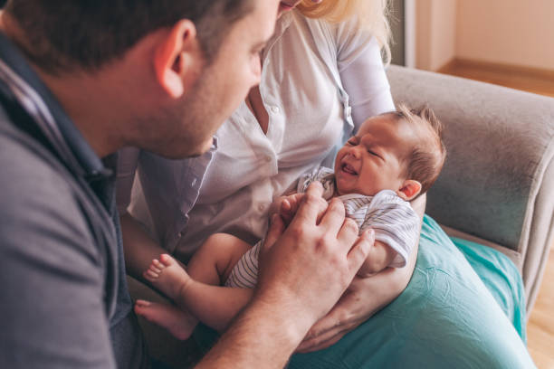 słodkie nowo narodzone dziecko płacze - newborn human hand baby father zdjęcia i obrazy z banku zdjęć