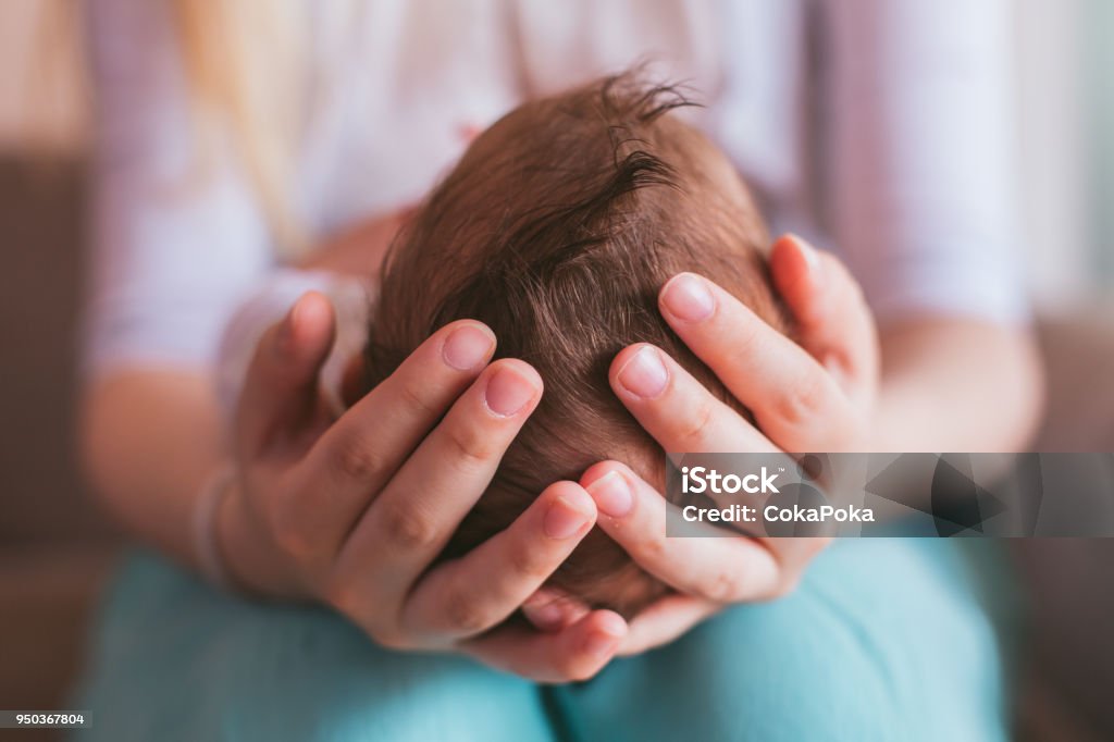 Mother holding newborn baby boy - Royalty-free Bebé Foto de stock