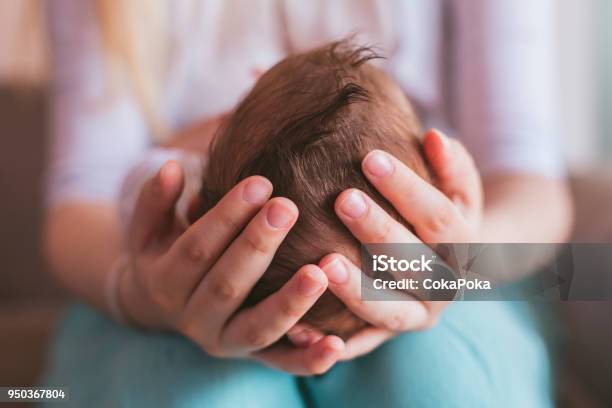 Mother Holding Newborn Baby Boy - Fotografias de stock e mais imagens de Bebé - Bebé, Cabeça, Recém-nascido