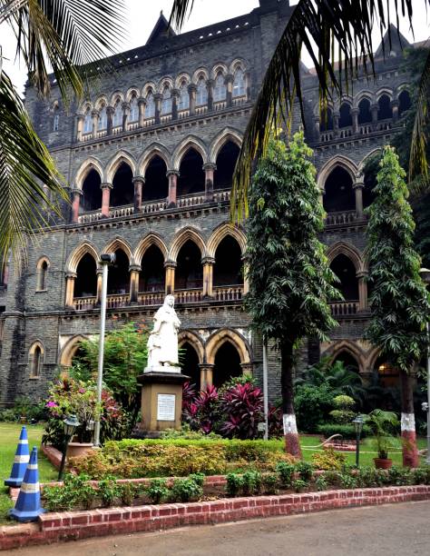 istock Mumbai High court and gardens 950368082