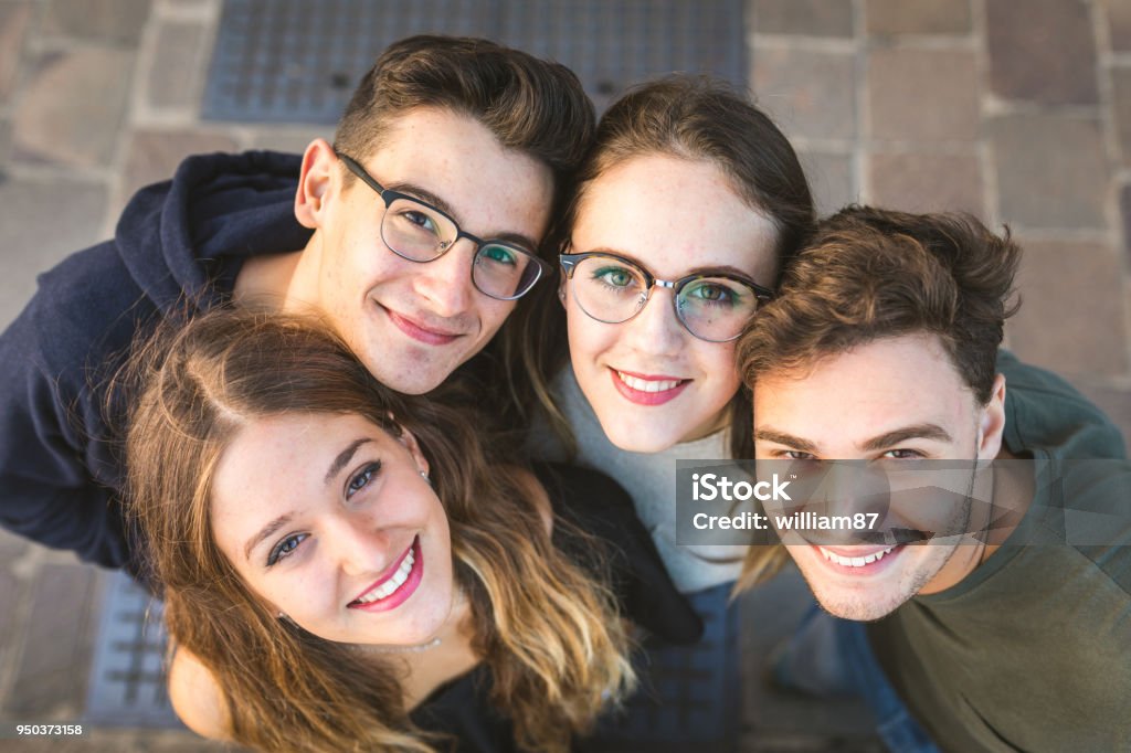 Teen Freunde Porträt sitzen zusammen auf einer Wand in der Stadt - Lizenzfrei Teenager-Alter Stock-Foto