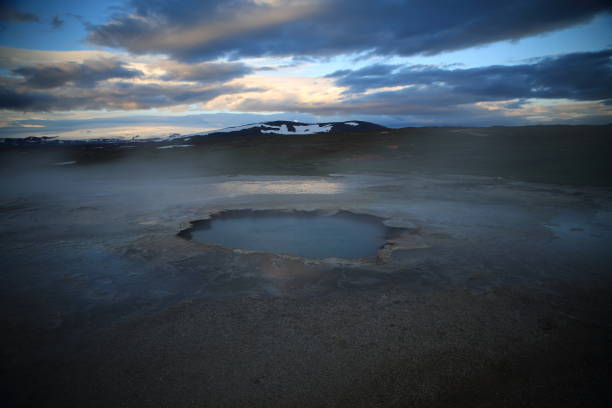 islande zone géothermique de hveravellir, zone de fumerolles, du paysage et multicolore hot pools - sulphur landscape fumarole heat photos et images de collection