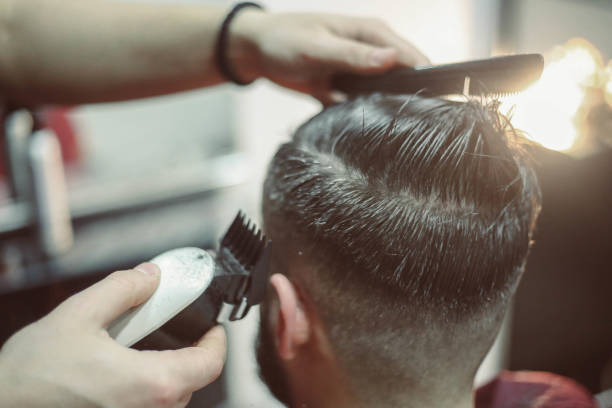 профессиональный стиль - men hairdresser human hair hairstyle стоковые фото и изображения